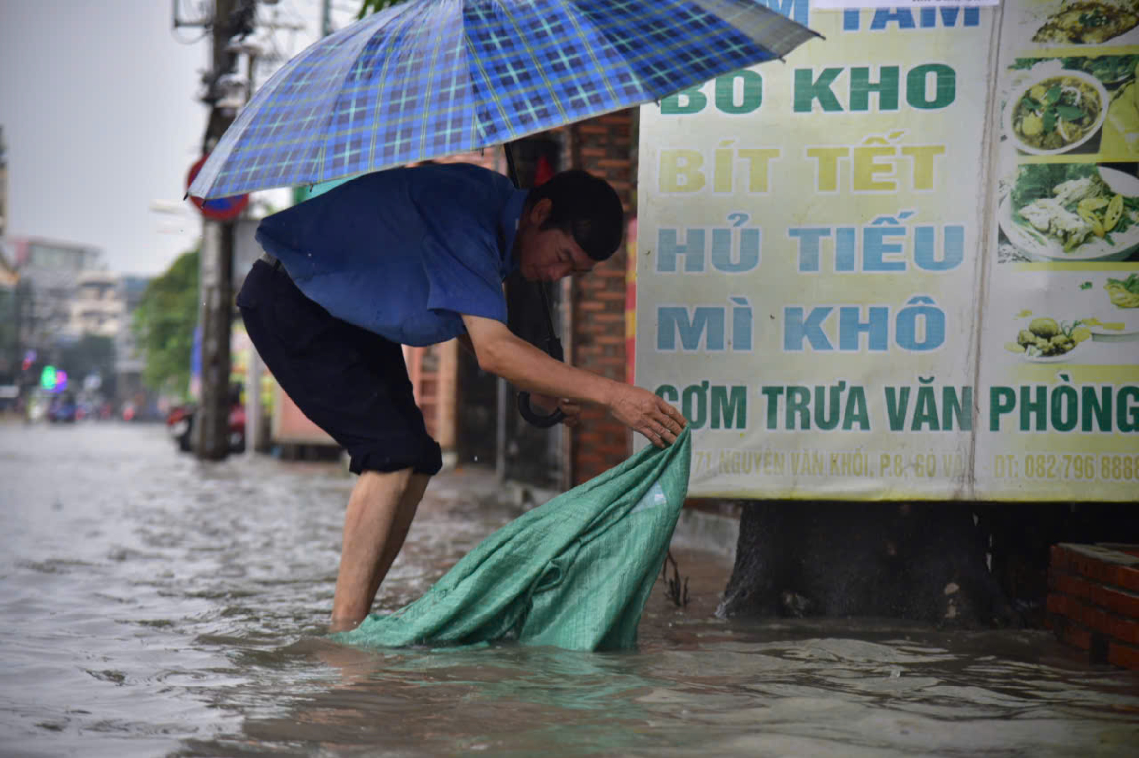 中午大雨,胡志明市多处积水,从今天下午到明天下午部分地区降雨量达140毫米